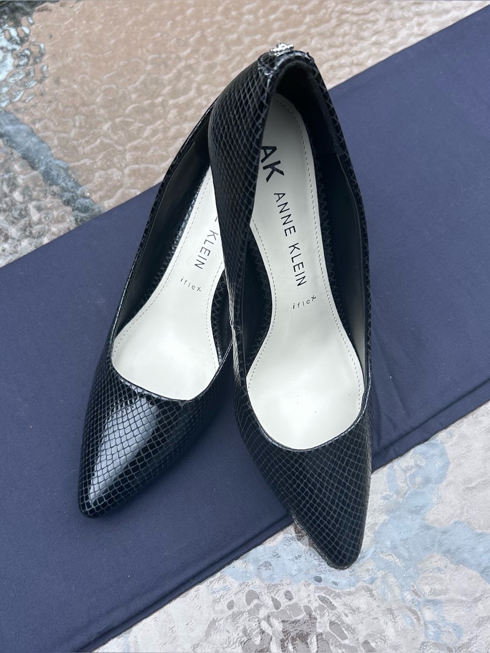 Anne Klein iFlex EUC Women Sz 8 Black Fish Skin Shimmer Faux Leather Heels Pumps